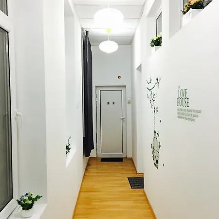 Bulrose Family Hostel *