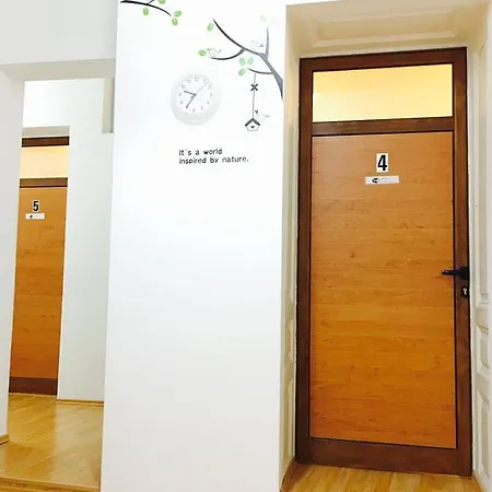 Bulrose Family Hostel *